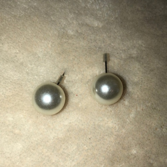 FAUX Pearls Earrings - Picture 1 of 2